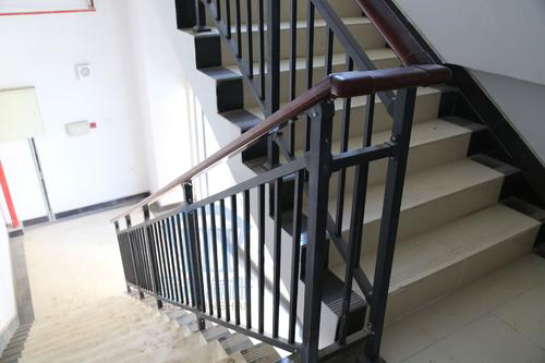 锌钢楼梯扶手在选择时应注意什么？看完你就知道了